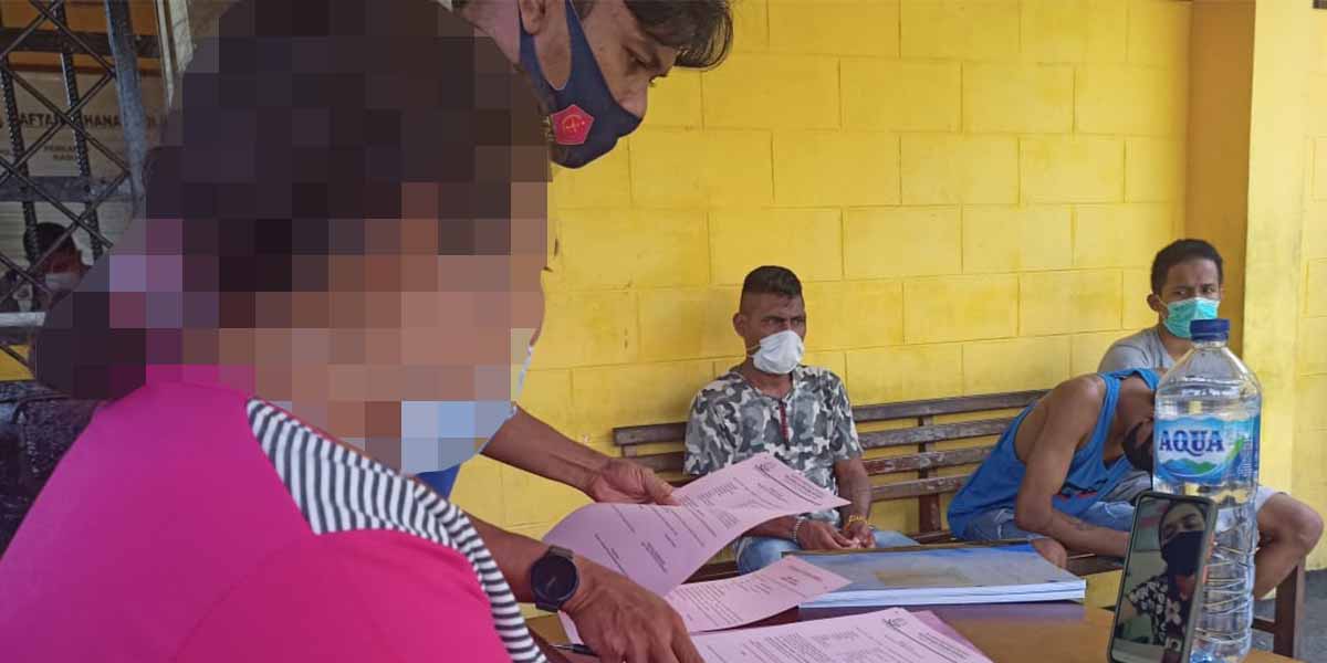 polres-mimika-serahkan-tersangka-penjual-miras-tradisional-ke-kejaksaan-secara-virtual